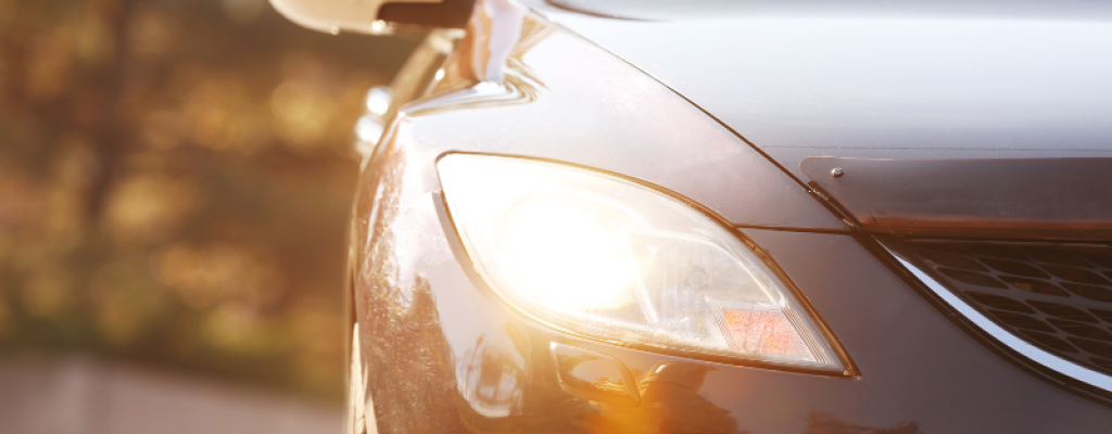Auto Scheinwerfer im Herbst