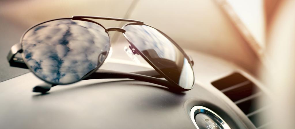 Sonnenbrille auf Auto Armatur