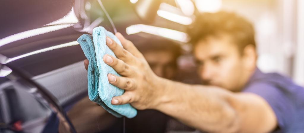 Fahrzeugaufbereitung am Auto